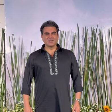 शूरा खान को अंदर भेजने के बाद अरबाज अकेले रेड कार्पेट पर मीडिया को पोज देने आए. ऐसे में फैंस ये कयास लगा रहे हैं कि शूरा प्रेग्नेंट हैं. इसलिए उन्होंने कोई पोज नहीं दिया.
