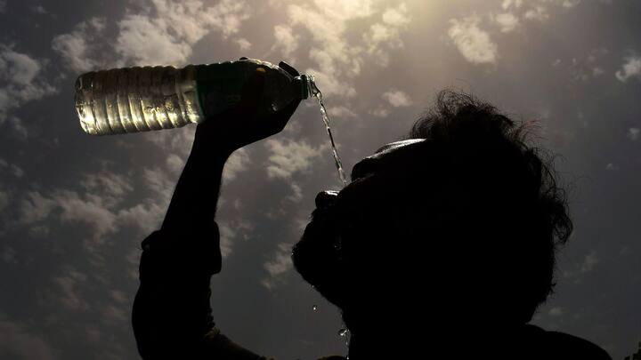 আবহাওয়া দফতর জানিয়েছিল পশ্চিমাঞ্চলের জেলাগুলিতে গরম অনেকটাই বেশি থাকবে। আগামী কয়েকদিন আবহাওয়া এমনই থাকবে।