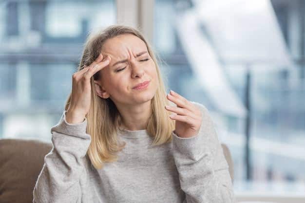 कई बार सिरदर्द इतना गंभीर होता है कि उसे इग्नोर करना भारी पड़ सकता है. हेल्थ एक्सपर्ट्स का कहना है कि अगर सही समय पर सिरदर्द को गंभीरता से न लिया जाए तो ये जानलेवा भी हो सकता है. आइए जानते हैं सिरदर्द कब नॉर्मल और कब गंभीर हो जाता है...