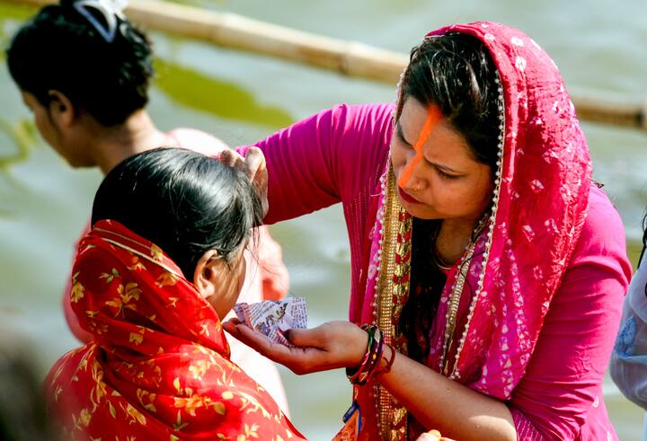 पटना सिटी क्षेत्र में मिरचाई घाट, कंगन घाट, किला घाट, खिड़की घाट, गड़ेरिया घाट, पीर दमरीया घाट, नुरदीगंज घाट, दमराही घाट, अब्दुर रहमानपुर घाट, नूरपुर घाट, पंचमुखी घाट और महावीर घाट पर छठ व्रतियों के लिए व्यवस्था की गई है.