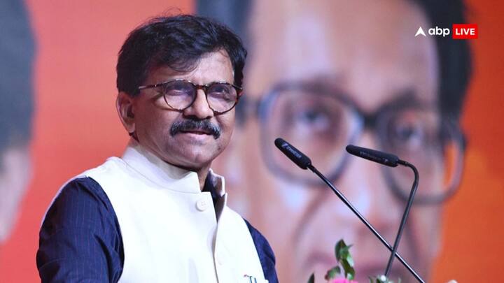 Sanjay Raut News: शिवसेना (यूबीटी) सांसद संजय राउत ने तंज कसते हुए कहा कि महाराष्ट्र के सीएम देवेंद्र फडणवीस आरएसएस के प्रवक्ता नहीं हैं. प्रधानमंत्री की बात महाराष्ट्र की बात नहीं है.
