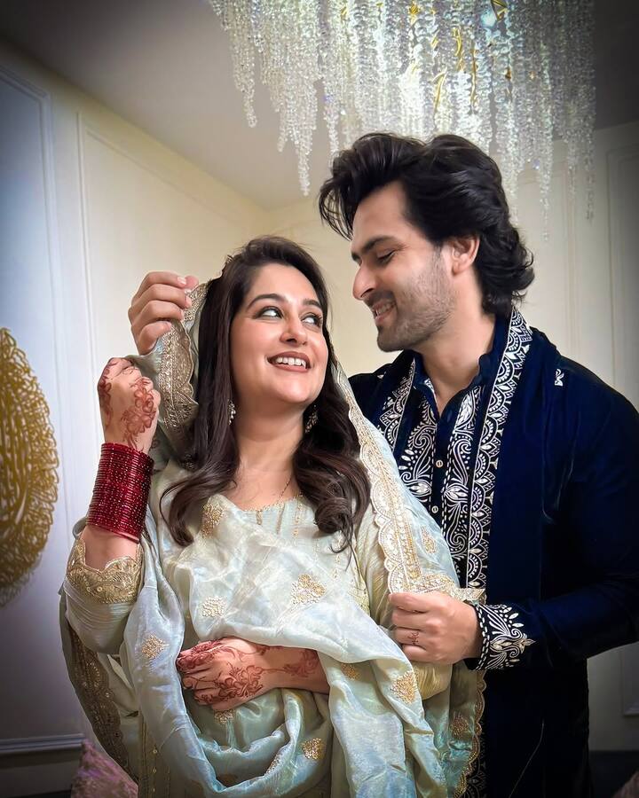 बीते दिन दीपिका और शोएब ने ईद का जश्न मनाया. इस दौरान दोनों एक-दूसरे के साथ रोमांटिक होते हुए भी नजर आए.