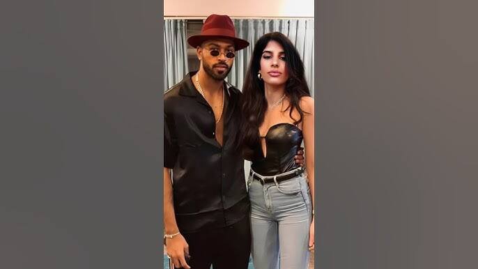 ਆਈਪੀਐਲ ਮੈਚਾਂ ਦੌਰਾਨ, ਕਈ ਖਿਡਾਰੀਆਂ ਦੇ ਪਰਿਵਾਰਕ ਮੈਂਬਰ ਵੀ ਸਟੇਡੀਅਮ ਵਿੱਚ ਆਉਂਦੇ ਹਨ। ਉਨ੍ਹਾਂ ਲਈ ਬੈਠਣ ਦਾ ਵੱਖਰਾ ਪ੍ਰਬੰਧ ਹੈ। ਆਈਪੀਐਲ ਫਰੈਂਚਾਇਜ਼ੀ ਹੋਟਲ ਤੋਂ ਸਟੇਡੀਅਮ ਜਾਂ ਹਵਾਈ ਅੱਡੇ ਤੱਕ ਯਾਤਰਾ ਲਈ ਖਿਡਾਰੀਆਂ ਦੀ ਬੱਸ ਦੇ ਨਾਲ-ਨਾਲ ਇੱਕ ਪਰਿਵਾਰਕ ਬੱਸ ਦਾ ਵੀ ਪ੍ਰਬੰਧ ਕਰਦੀ ਹੈ। ਮੁੰਬਈ ਇੰਡੀਅਨਜ਼ ਦੀ ਕੇਕੇਆਰ 'ਤੇ ਵੱਡੀ ਜਿੱਤ ਤੋਂ ਬਾਅਦ, ਜੈਸਮੀਨ ਵਾਲੀਆ ਨੂੰ ਉਸ ਬੱਸ ਵਿੱਚ ਬੈਠਾ ਦੇਖਿਆ ਗਿਆ ਜਿਸ ਵਿੱਚ ਖਿਡਾਰੀਆਂ ਦਾ ਕੋਚਿੰਗ ਸਟਾਫ ਜਾਂ ਖਿਡਾਰੀਆਂ ਦੇ ਪਰਿਵਾਰਕ ਮੈਂਬਰ ਯਾਤਰਾ ਕਰ ਰਹੇ ਸਨ।