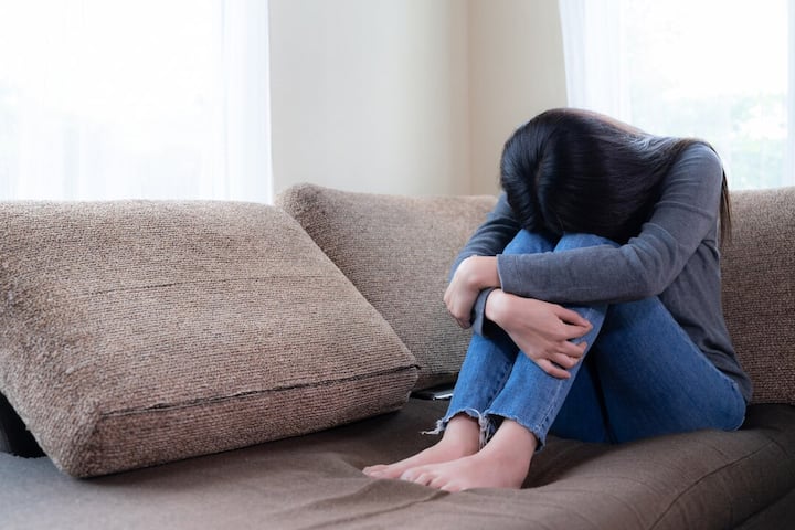 मानसिक तनाव, भागदौड़ भरी जिंदगी और काम के प्रेशर के बीच डिप्रेशन (Depression) एक साइलेंट किलर बन चुका है, जो धीरे-धीरे मानसिक और शारीरिक सेहत को खोखला कर रहा है. इसे नजरअंदाज करने से अनिद्रा, हार्ट डिजीज जैसे गंभीर खतरे पैदा हो सकते हैं.