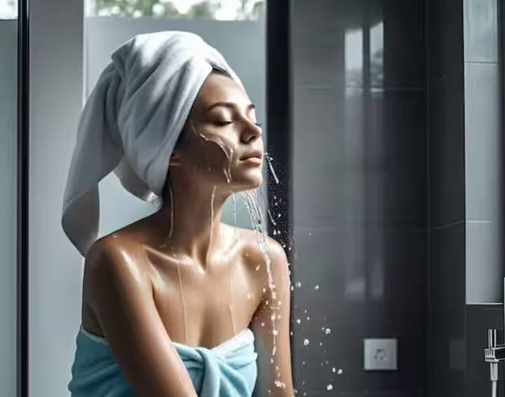 ਹਾਲਾਂਕਿ, ਜਿਹੜੇ ਲੋਕ ਆਪਣੀ ਚੰਗੀ ਤਰ੍ਹਾਂ ਦੇਖਭਾਲ ਕਰਦੇ ਹਨ, ਉਹ ਆਪਣੇ ਚਿਹਰੇ ਅਤੇ ਚਮੜੀ ਨੂੰ ਗਰਮੀ ਤੋਂ ਬਚਾ ਸਕਦੇ ਹਨ। ਗਰਮੀ ਤੋਂ ਰਾਹਤ ਪਾਉਣ ਲਈ, ਲੋਕ ਅਕਸਰ ਆਪਣਾ ਚਿਹਰਾ ਵਾਰ-ਵਾਰ ਧੋਂਦੇ ਹਨ, ਜਦੋਂ ਕਿ ਕੁਝ ਲੋਕ ਬਰਫ਼ ਦੇ ਪਾਣੀ ਨਾਲ ਆਪਣਾ ਚਿਹਰਾ ਧੋ ਲੈਂਦੇ ਹਨ, ਪਰ ਕੀ ਤੁਸੀਂ ਜਾਣਦੇ ਹੋ ਕਿ ਅਜਿਹਾ ਕਰਨ ਨਾਲ ਤੁਹਾਡੀ ਚਮੜੀ ਨੂੰ ਬਹੁਤ ਨੁਕਸਾਨ ਹੋ ਸਕਦਾ ਹੈ।