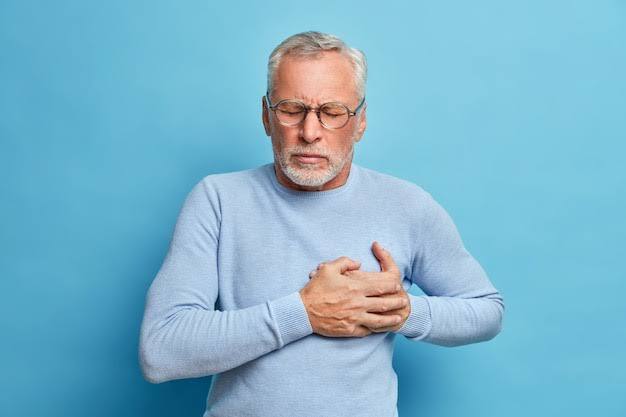 Health experts say that if we stop the blockage already, then the lives of millions of people can be saved. The best way to avoid heart disease is the right diet, active lifestyle and regular health checkup. In such a situation, get a blood test done quickly on the advice of the doctor. If cholesterol or blood pressure is increased, pay attention immediately. Adopt heart healthy diet and exercise and avoid more fried things with smoking. By doing this you can keep the heart healthy.