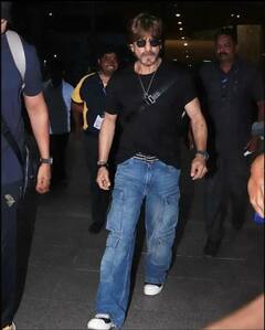 शाहरुख खान का एयरपोर्ट पर दिखा डैपर लुक, कैजुअल लुक में पैपराजी के लिए पोज