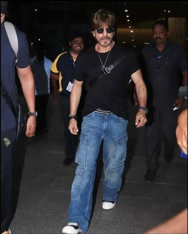 Shahrukh Khan has been seen wearing a hoodie at the airport for some time. They do not pose even for paparaji.