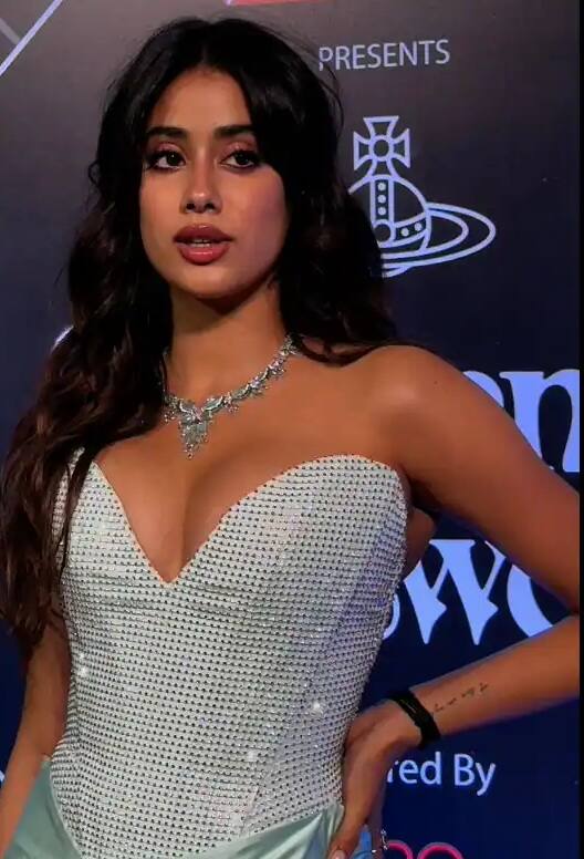 આ કાર્યક્રમમાં અભિનેત્રી Janhvi Kapoor પણ હાજર રહી હતી. તેણે ડીપ નેક ગાઉનમાં પાપારાઝીને ઘણા સુંદર પોઝ આપ્યા હતા.