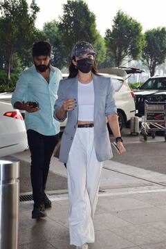 व्हॉइट क्रॉप टॉप के साथ ब्लेजर के बटन खोल स्टाइल में एयरपोर्ट पहुंचीं रश्मिका मंदाना, 'सिकंदर' एक्ट्रेस का लुक चुरा लेगा दिल