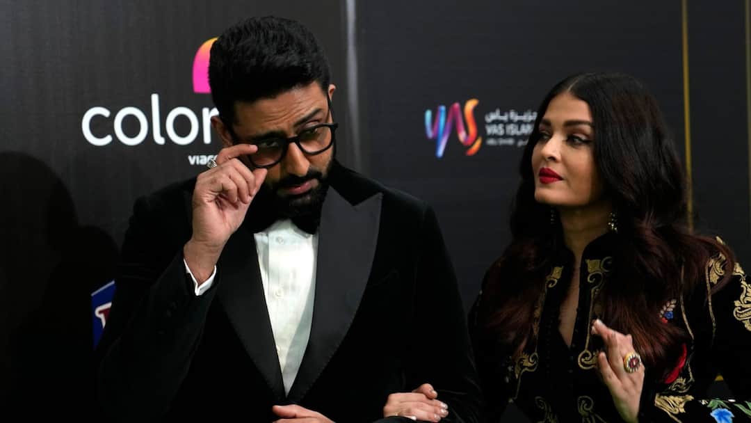 Abhishek Bachchan and Aishwariya Rai Bachchan danced Kajra Re at relative wedding Entertainment News Bollywood Abhishek-Aishwariya: আত্মীয়ের বিয়েতে পাশাপাশি অভিষেক-ঐশ্বর্য্য, 'কজরা রে' নেচে জমালেন আসর!