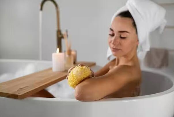 નોટિંઘમ યુનિવર્સિટીમાં મેડિકલ સ્કિન એક્સપર્ટ ડૉ. રોઝલિન્ડ સિમ્પસને ધ ગાર્ડિયન સાથેની વાતચીતમાં આ વિશે વાત કરી હતી. તેમણે તેમના એક અભ્યાસ વિશે પણ માહિતી આપી હતી જેમાં દરરોજ સ્નાન કરવાના ગેરફાયદા સમજાવ્યા છે.