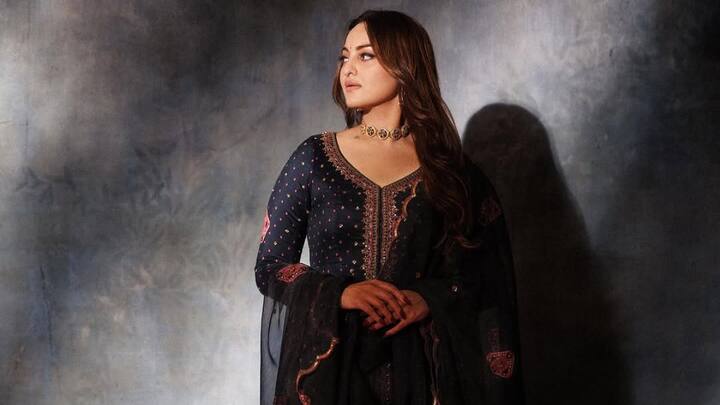 Sonakshi’s blue kurta with a broad pink border is a vibrant choice for Navratri. She kept it stylish with open soft curls, nude makeup, and a sleek choker necklace, ensuring a chic yet comfortable outfit. (Image Source: Instagram/ aslisona)