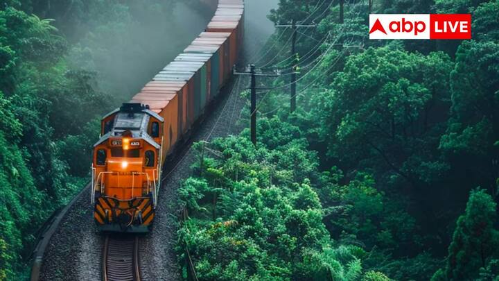 Cheapest AC Train Of India: भारत में कई तरह की ट्रेन चलती हैं. इनका किराया सुविधाओं के हिसाब से होता है. लेकिन एक फुल एसी ट्रेन है जो कि वंदे भारत और राजधानी को टक्कर देती है, इसका किराया भी कम है.