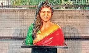 பொதுவாக பிரபலங்களை ரசிகர்கள் தங்களது கடவுளாக நினைப்பது உண்டு. அவர்களது படங்கள் வெளியாகும் போது பேனர் வைப்பது, கட் அவுட் வைப்பது என்று ரசிகர்கள் செய்யும் அளப்பறைக்கு அளவே இருக்காது.  அதுமட்டுமின்றி அவர்களது பேனர், கட் அவுட்டுகளுக்கு பால் அபிஷேகம் செய்து அவர்களின் படங்களை கொண்டாடுவார்கள். இன்னும் சில ரசிகர்கள் அவர்களது புகைப்படங்களை டாட்டூவாக போட்டுக் கொள்வார்கள்.