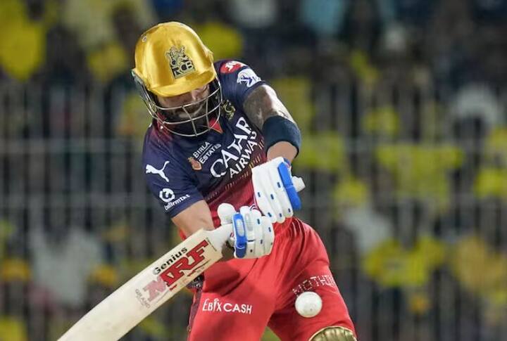 'ਟਾਈਮਜ਼ ਨਾਓ' ਦੀ ਰਿਪੋਰਟ ਦੇ ਅਨੁਸਾਰ, ਕੋਹਲੀ ਨੇ 2007 ਵਿੱਚ ਦਿੱਲੀ ਲਈ ਆਪਣਾ ਟੀ-20 ਕ੍ਰਿਕਟ ਡੈਬਿਊ ਕੀਤਾ ਸੀ। 2008 ਤੋਂ, ਉਹ ਆਈਪੀਐਲ ਵਿੱਚ ਰਾਇਲ ਚੈਲੇਂਜਰਜ਼ ਬੰਗਲੌਰ ਟੀਮ ਦਾ ਹਿੱਸਾ ਰਿਹਾ ਹੈ। ਉਸਨੇ ਟੀ-20 ਕ੍ਰਿਕਟ ਵਿੱਚ ਕੁੱਲ 384 ਪਾਰੀਆਂ ਵਿੱਚ 12976 ਦੌੜਾਂ ਬਣਾਈਆਂ ਹਨ।