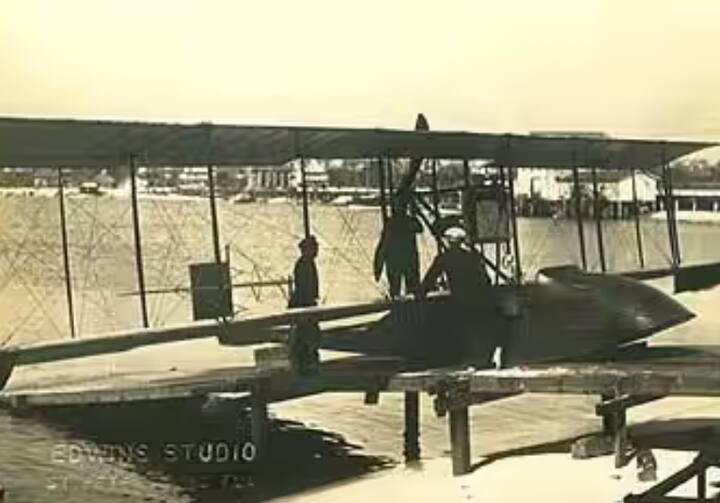 ਸੇਂਟ ਪੀਟਰਸਬਰਗ-ਟੈਂਪਾ ਏਅਰਬੋਟ ਲਾਈਨ ਦੁਨੀਆ ਦੀ ਪਹਿਲੀ ਫਿਕਸਡ-ਵਿੰਗ ਏਅਰਲਾਈਨ ਸੀ, ਪਰ ਇਹ 1914 ਵਿੱਚ ਬੰਦ ਹੋ ਗਈ। ਏਅਰਲਾਈਨ ਨੇ ਸੇਂਟ ਪੀਟਰਸਬਰਗ ਅਤੇ ਟੈਂਪਾ ਬੇ ਦੇ ਵਿਚਕਾਰ ਲਗਭਗ 37 ਕਿਲੋਮੀਟਰ ਦੀ ਦੂਰੀ 'ਤੇ ਉਡਾਣ ਭਰੀ।