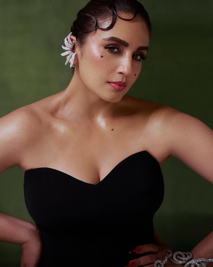 Huma opted for a classic yet edgy black strapless gown that hugged her curves beautifully. The fitted bodice accentuated her silhouette, while the lower half featured delicate lace detailing, adding a touch of vintage romance.