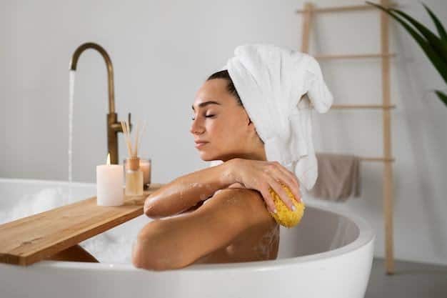 Dr. Simpson says that the longer you stay in the water, the more dry your skin can be dry, no matter how many times you take a bath. Bathing in cold water is better for a short time. In addition, he also listed elements such as methylisothiazolinone, methylcloroisothiazolinone, sulfates and parabens, which are poisonous and can cause irritation in people. To avoid this, he recommended the use of an amolient cream instead of soap to wash.