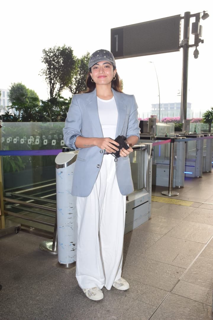 एक्ट्रेस ने इस दौरान स्माइल के साथ पैप्स के लिए जमकर तस्वीरें क्लिक कराईं.