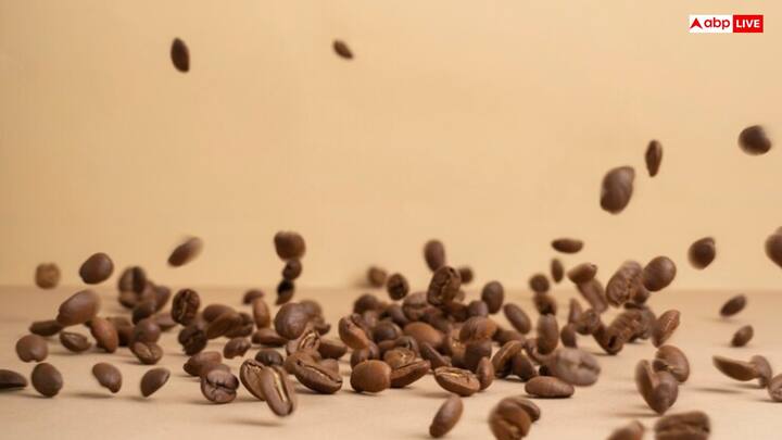 स्किन के लिए कॉफी के फायदे क्या हैं? - कॉफी में एंटीऑक्सिडेंट और कैफीन होते हैं, जो स्किन की चमक को बनाए रखने में हेल्दी हो सकते हैं. इसमें मौजूद गुण स्किन के डेड सेल्स को हटाकर स्किन को एक्सफोलिएट करता है. इससे डार्क सर्कल्स और टैनिंग की परेशानी दूर होती है.