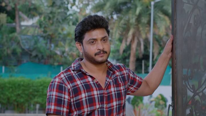 నా కడుపులో బిడ్డకు తండ్రి.. నన్ను తల్లిని చేసింది ఎవరంటే అని నీళ్లు నములుతుండగా.. సత్తిపండు అనే ఓ కొత్త క్యారెక్టర్​ ఇంట్లోకి వస్తాడు. దీంతో అతను ఎవరా అని అందరూ షాక్ అవుతారు.(Image Credit: jio+ Hotstar)