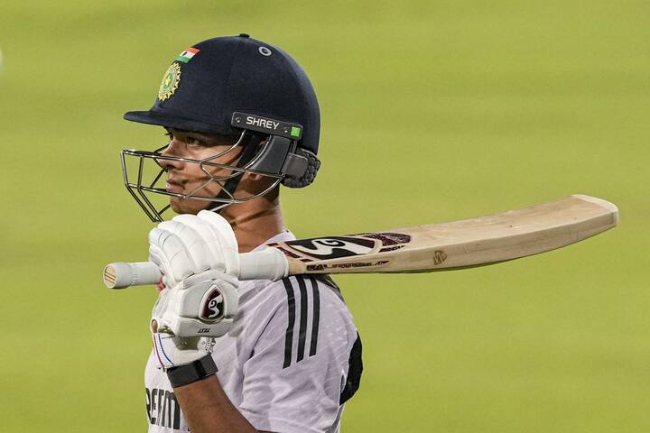 इंडियन एक्सप्रेसच्या वृत्तानुसार, यशस्वी जैस्वालने मंगळवारी (1 एप्रिल) एमसीएला एक ईमेल लिहून पुढील हंगामासाठी मुंबईहून गोव्यात त्यांचा क्रिकेट राज्य संघ बदलण्यासाठी एनओसी मागितली आहे.