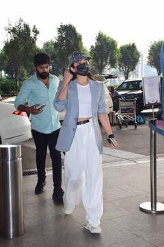 व्हॉइट क्रॉप टॉप के साथ ब्लेजर के बटन खोल स्टाइल में एयरपोर्ट पहुंचीं रश्मिका मंदाना, 'सिकंदर' एक्ट्रेस का लुक चुरा लेगा दिल