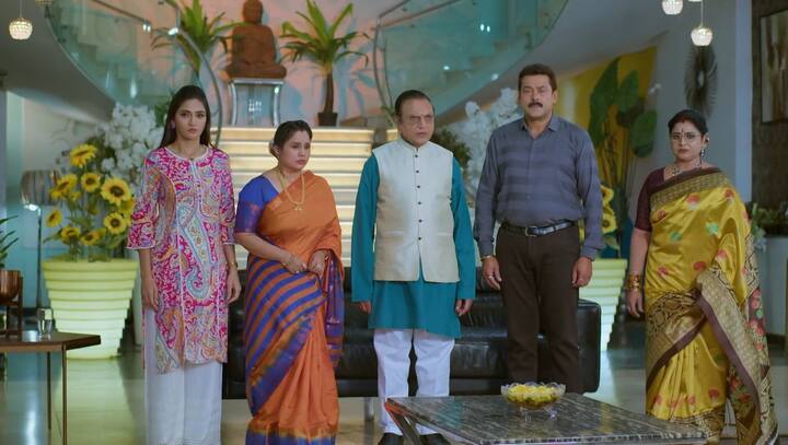 గౌతమ్ చేసిన తప్పును నిరూపించడానికి దీప, రమ్యను శివన్నారాయణ ఇంటికి తీసుకెళ్తుంది. రమ్య మాత్రం కాస్త టెన్షన్ పడుతూనే ఉంటుంది.  (Image Credit: jio+ Hotstar)