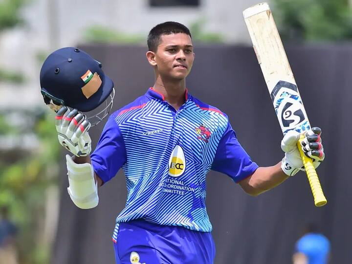 यशस्वी जैस्वालही मुंबई संघाकडून खेळताना दिसला.