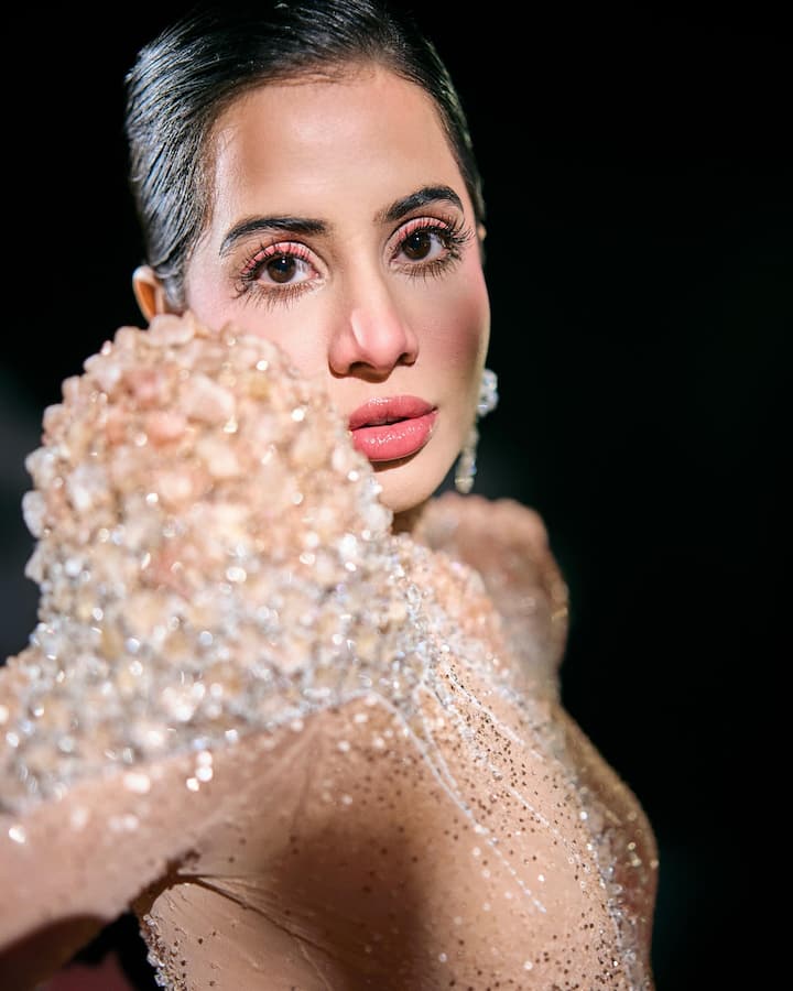 आपल्या चाहत्यांसाठी खास फोटो आणि व्हिडीओ शेअर करताना उर्फी जावेद दिसते.