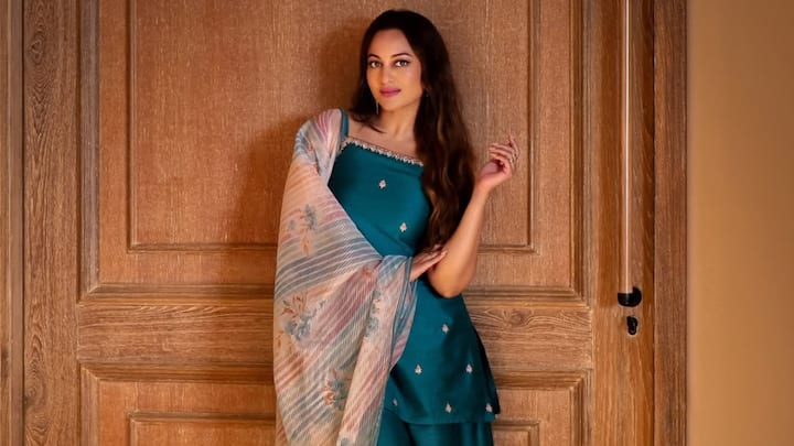 Sonakshi’s sleeveless blue kurta with a striped dupatta and subtle embroidery at the neckline is a simple yet festive outfit. With small earrings and minimal makeup, this look is effortlessly stylish for Navratri. (Image Source: Instagram/ aslisona)