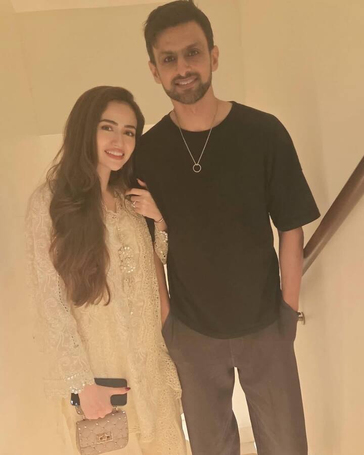 वहीं शोएब ब्लैक टीशर्ट-पैंट में नजर आए. इस दौरान उन्होंने गले में एक चेन पहनी हुई थी जिसमें एक रिंग भी दिखाई दी.