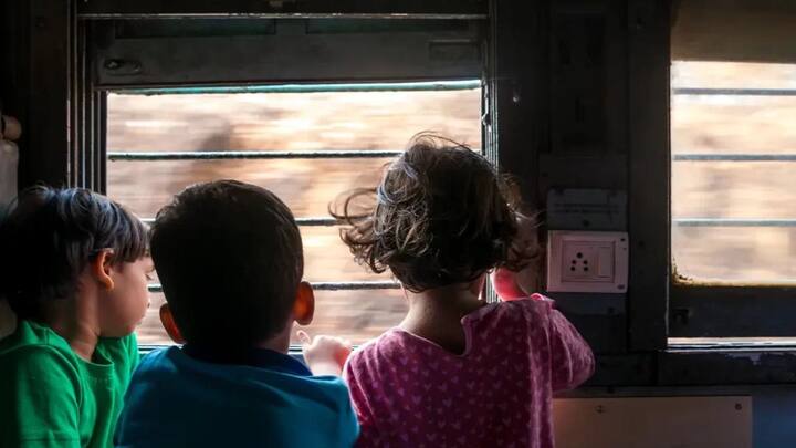 ट्रेन की बात की जाए तो अगर कोई फैमिली 5 साल तक के बच्चे को लेकर साथ में ट्रेवल कर रही है. तो उसके लिए टिकट लेने की जरूरत नहीं होती. लेकिन यह नियम तब लागू होता है. जब बच्चे के लिए अलग से कोई सीट न ली गई हो.