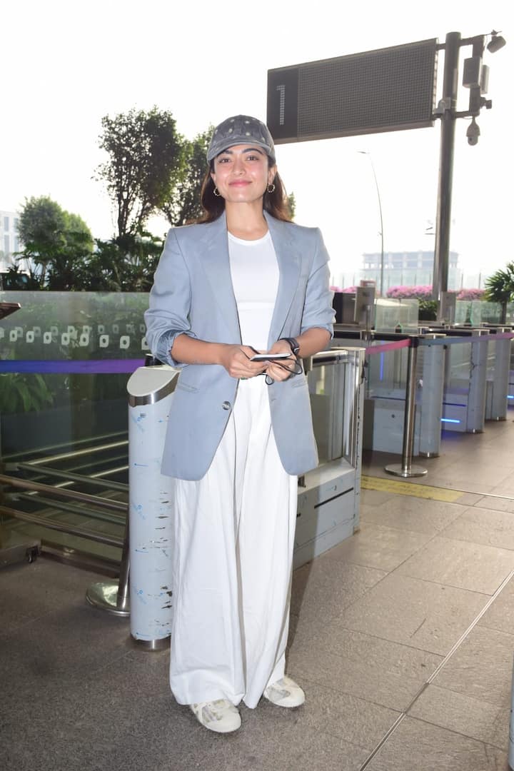 रश्मिका बिना मेकअप के भी काफी प्यारी लग रही थीं. उनसे नजरें हटाना मुश्किल हो रहा था.