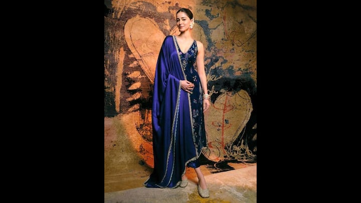 5. Ananya Panday: Ananya Panday served a rich look with her luxurious royal blue ethnic look. Her royal blue suit set had floral motifs. She styled her attire with an elegant dupatta which had beautiful lace detailing. The elegant outfit is ideal for the celebrations of Navratri. (Image Source: Pinterest/wifdc)