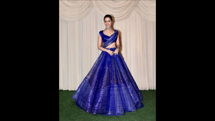 2. Shraddha Kapoor: Shraddha Kapoor wore a voluminous royal blue lehenga that featured metallic textures. The actress paired her look with a shimmery blouse that gave her a bold look. The structured look makes the outfit ideal for festivities. (Image Source: Pinterest/Pranathi_n31)