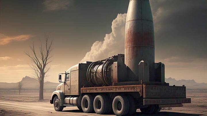 उत्तर कोरिया दुनिया में नौवें स्थान पर आता है. FAS के अनुसार, उत्तर कोरिया के पास 50 से अधिक परमाणु हथियार हैं. उसकी परमाणु नीति अमेरिका और दक्षिण कोरिया के खिलाफ रक्षा और आक्रामक रणनीति पर आधारित है.