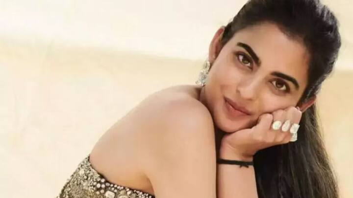 हर बार उनका नया लुक और नई-नई एक्सेसरी देखने को मिलती है, लेकिन एक चीज नहीं बदलती है और वह अंबानी परिवार के हाथ में बंधने वाला काला धागा.