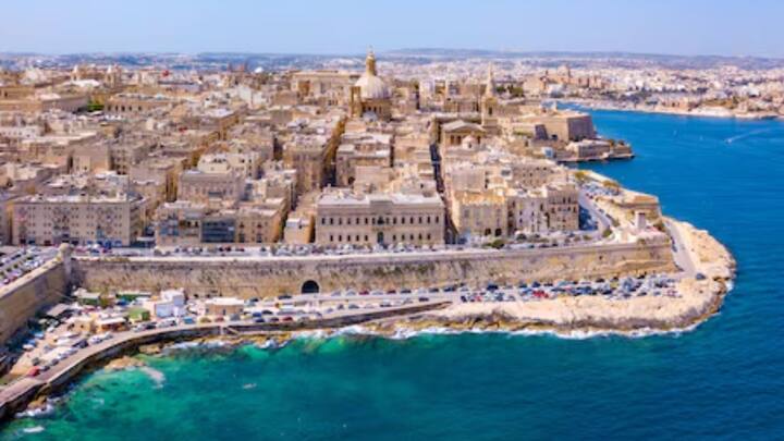 কফি হাউসে দখলদারদের থাবা, থাম ভেঙে দোকান তৈরির অভিযোগ, কড়া ব্যবস্থার আশ্বাস পুরসভার, ‘সোনালী বিকেল কি হারিয়ে যাবে’, প্রশ্ন সাধারণের