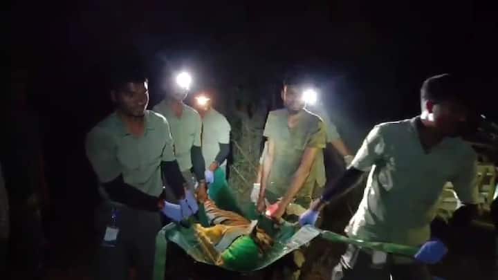 वाघिणीला मागचा पाय उचलता येत नसल्याने या परिस्थितीत तिच्या जीवाला धोका असल्याने तिला उपचारासाठी ताडोबा अंधारी व्याघ्र प्रकल्पातील जलद बचाव पथकाने काल संध्याकाळी जेरबंद केले होते.
