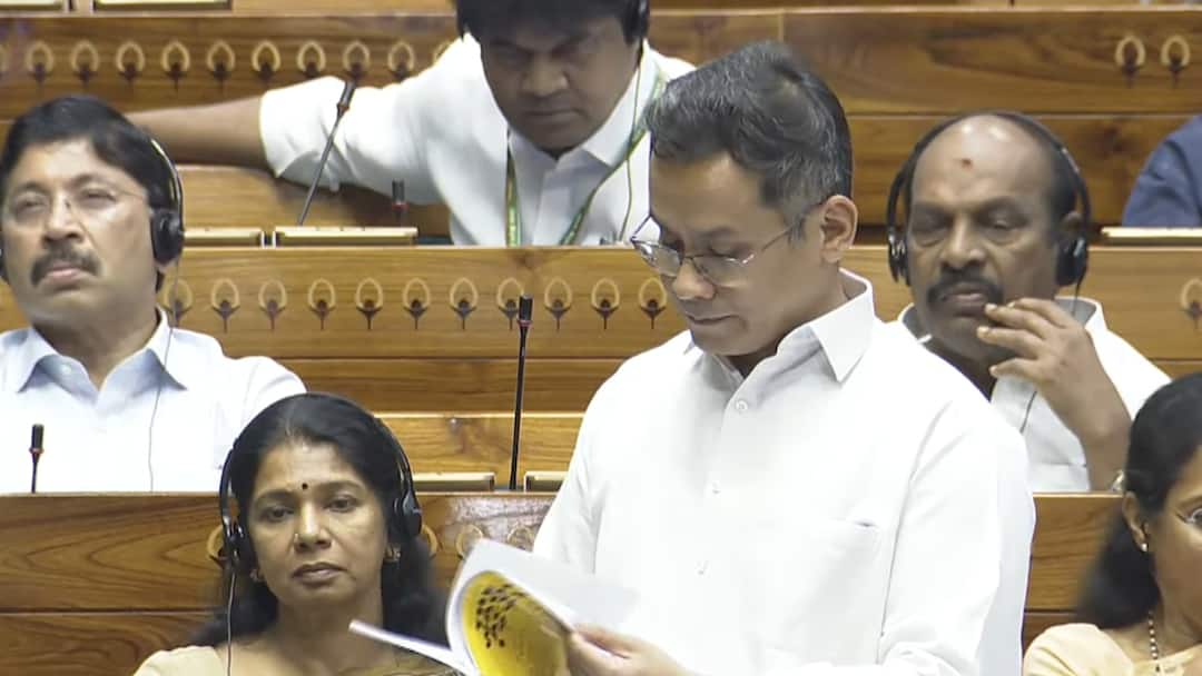<div>'Intended To Rewrite History': Congress MP Gogoi Slams PM Modi's Vande Mataram Address</div>