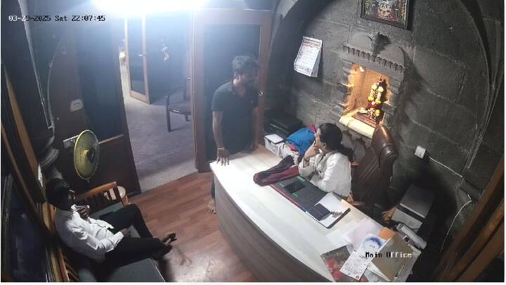 यापूर्वी देखील असे प्रकार घडले होते. मात्र, त्यावर माफीनामा घेत समज बजावण्यात येत होते, आताच्या या प्रकरणात या कर्मचारी आणि पुजाऱ्यावर आळंदी देवस्थान कमिटीने निलंबनाची कारवाई केली आहे.