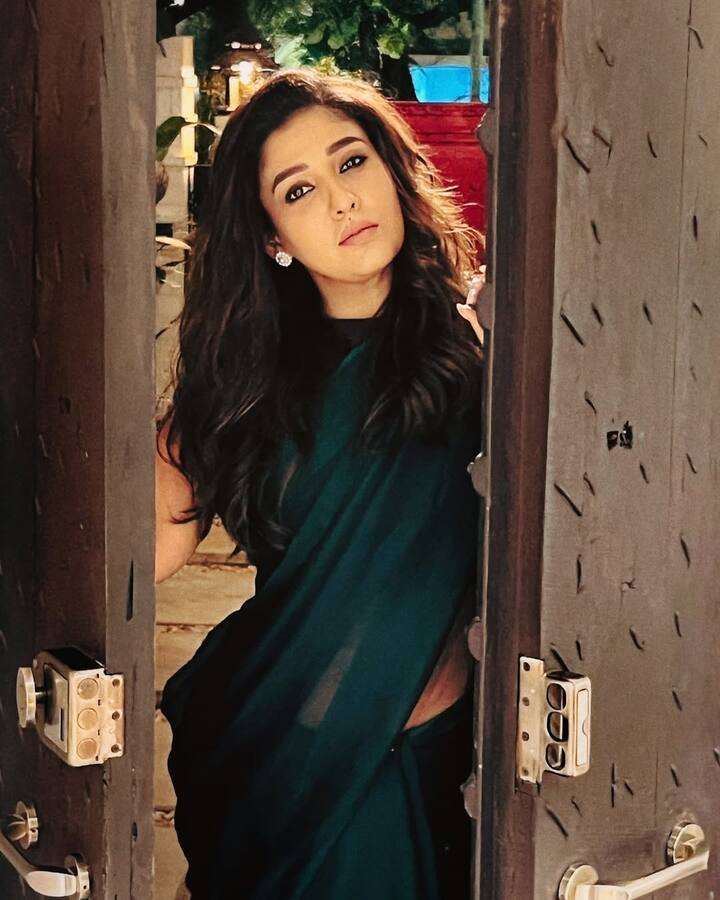 சரத்குமார் நடிப்பில் வெளியான 'ஐயா' படம் மூலமாக தமிழ் சினிமாவில் நடிகையாக அறிமுகமானவர் தான் நயன்தாரா. இந்தப் படத்தில் ஹோம்லி லுக்கில் நடித்திருந்த நயன்தாரா, அதன் பிறகு கிளாமராக நடிக்க தொடங்கினார்.