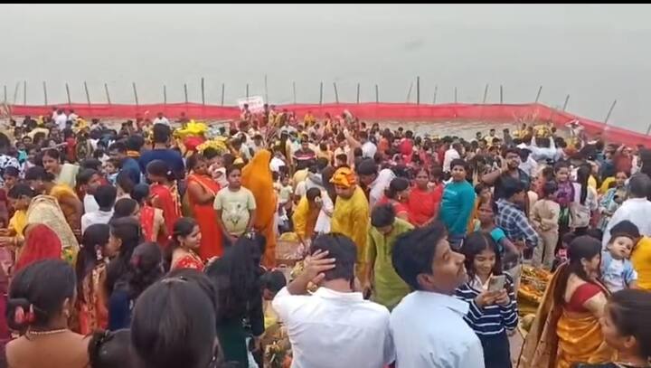 दानापुर के नासरीगंज स्थित फक्कर महतो घाट पर बड़ी संख्या में छठव्रतियों ने डूबते सूर्य की उपासना की. श्रद्धालुओं  ने डूबते सूर्य को अर्घ्य देकर अपनी मनोकामना पूर्ण करने की कामना की. फक्कर महतो घाट, नारियल घाट एवं पीपा पुल पर  बड़ी संख्या में श्रद्धालुओं ने गाजे बाजे के साथ घाटों पर ने पूजा अर्चना की.