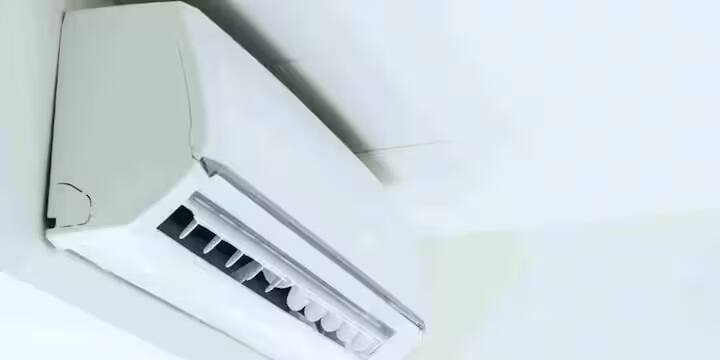 LG 2 ટન સ્પ્લિટ AC નું આ 6-ઇન-1 સ્પ્લિટ AC 4-વે એર સ્વિંગ ફીચર સાથે આવે છે. તેની મૂળ કિંમત 95,990 રૂપિયા છે પરંતુ હાલમાં આ AC પર 42% ડિસ્કાઉન્ટ આપવામાં આવી રહ્યું છે. ઓફર પછી, આ એસી ફક્ત 55,490 રૂપિયામાં ખરીદી શકાય છે.