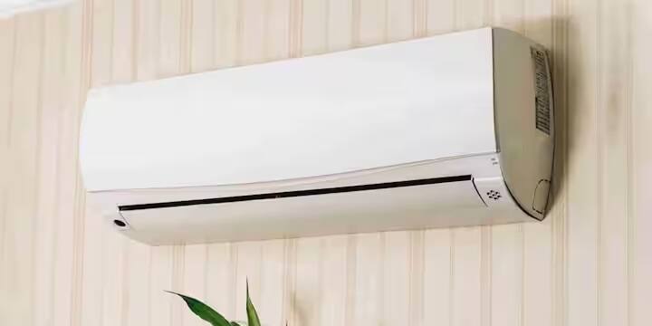 વ્હર્લપૂલ વ્હર્લપૂલના આ 3-સ્ટાર રેટેડ AC ની કિંમત 46,900 રૂપિયા છે. તે ફ્લિપકાર્ટ પર 7% ના ડિસ્કાઉન્ટ પર ઓફર કરવામાં આવી રહ્યું છે, તેથી તેને 43,153 રૂપિયામાં ખરીદી શકાય છે. BOBCARD ધારકોને આના પર 10% નું તાત્કાલિક ડિસ્કાઉન્ટ પણ મળશે.