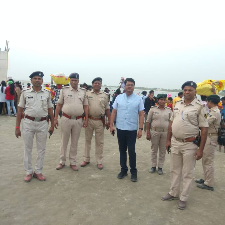 गंगा घाटों पर किसी भी प्रकार की अव्यवस्था न हो, इसके लिए विशेष सुरक्षा व्यवस्था की गई. घाटों पर बैरिकेडिंग लगाई गई है और प्रशासन लगातार व्यवस्था पर नजर बनाए हुए हैं