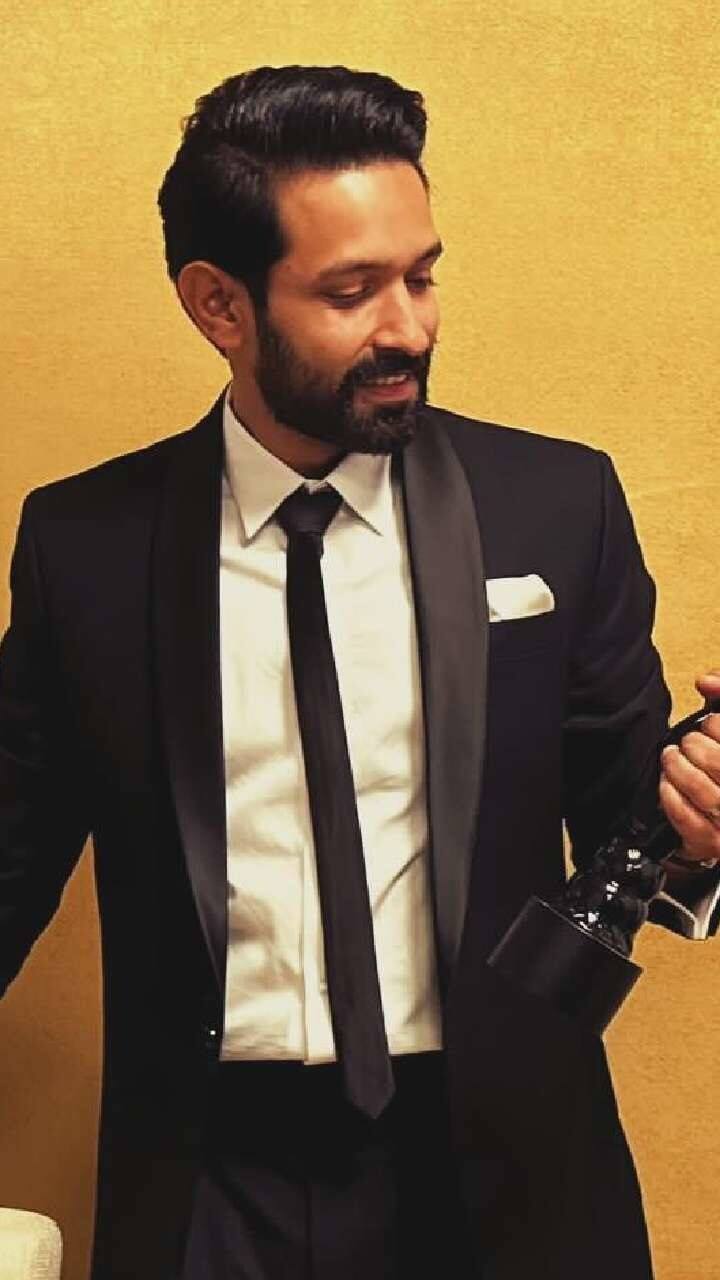 इतना ही नहीं विक्रांत ने परिवारे के गुजारे के लिए एक कॉफी शॉप में काम भी किया था. लेकिन फिर एक्टर बनने का सपना देखने वाले विक्रांत ने टीवी की दुनिया में कदम रखा. यहां भी काफी स्ट्रगल के बाद उन्हें टीवी शो ‘बालिक वधू’ से पहचान मिली. इसके बाद वो एक जाना-माना चेहरा बन गए.