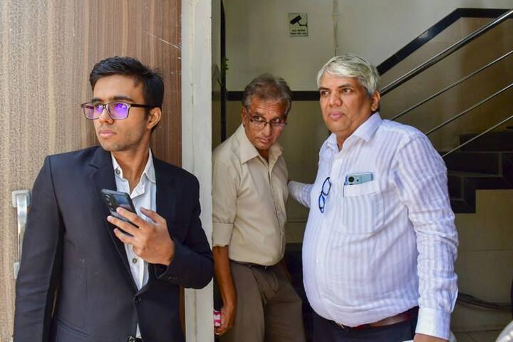 दिशाने त्या महिलेला पैसे का पाठवले असा जाब विचारताच वडिलांसोबत तिचा वाद झाला.